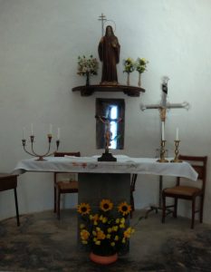 interior de la iglesia e imagen del santo